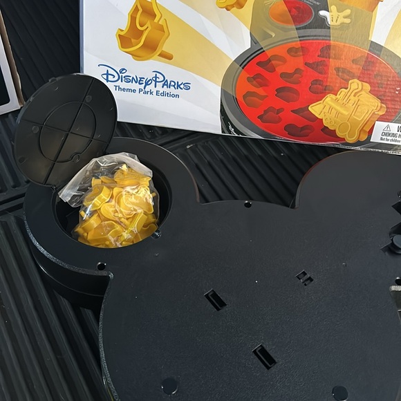 Perfection Game - Disney Theme Park Edition - Picture 3 of 3